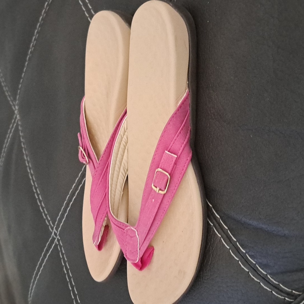 New vionic sandals - Picture 3 of 6